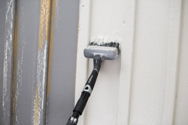 Måla hus med bred pensel