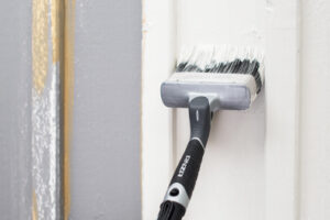 Bred fasadpensel som målar på hus