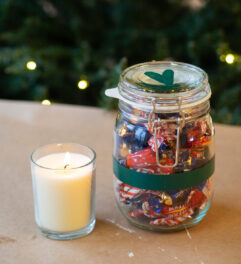 Christmas craft - paint a glass jar